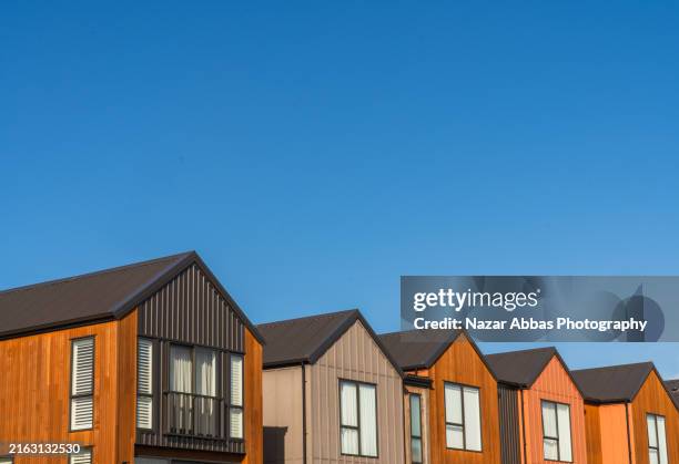 houses emerging residential area. - thuisfront stockfoto's en -beelden