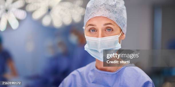 operating theatre nurse portrait - chirurgenkappe stock-fotos und bilder