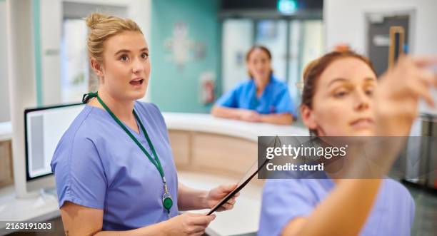 student nurse in nursing station - posto de enfermagem imagens e fotografias de stock