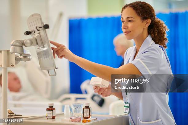 nurse team prescribing ward medicines - medizinische fakultät stock-fotos und bilder