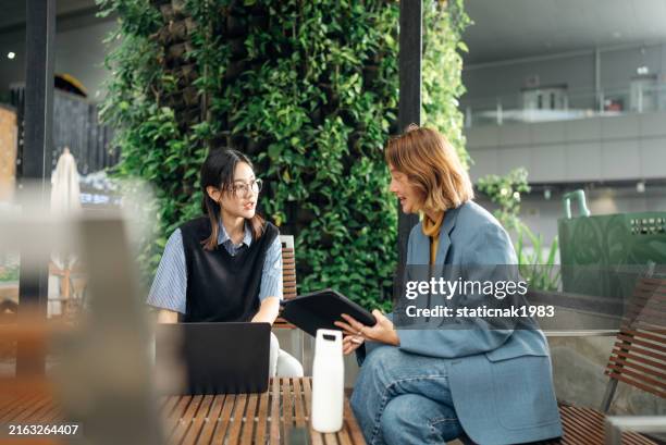 personas de negocios que trabajan en una moderna oficina ecológica - criterios ambientales sociales y de gobernabilidad fotografías e imágenes de stock