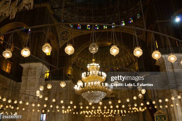 main lamp inside muhammad ali mosque, cairo, egypt - mohammed ali moschee stock-fotos und bilder