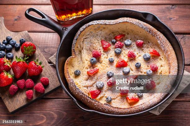 holandés de bebé - comida-alemana fotografías e imágenes de stock