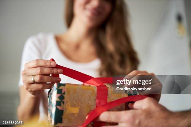 close up of wrapping a christmas present! - kado inpakken stockfoto's en -beelden