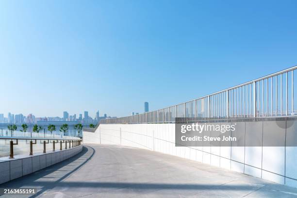 cobblestone road in commercial area - elevated walkway stock pictures, royalty-free photos & images