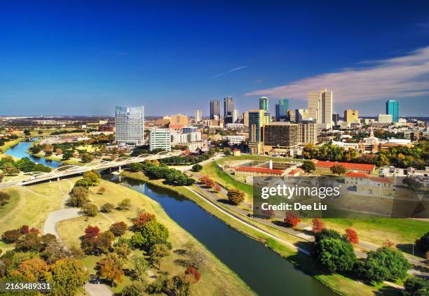 aérea de fort worth con río y puente - fort worth fotografías e imágenes de stock