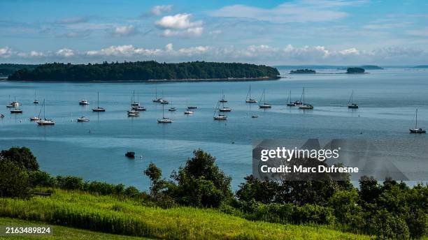boote in casco bay, portland - casco bay stock-fotos und bilder