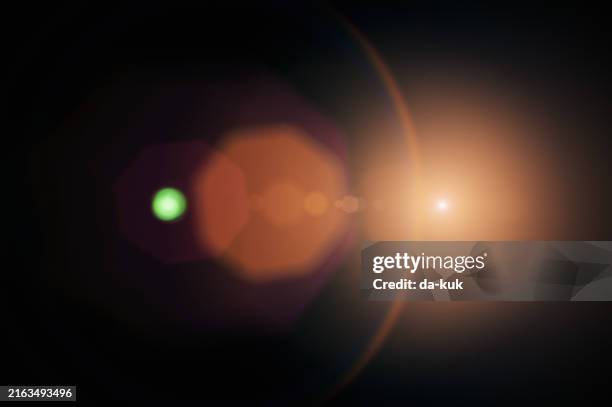 lens flare on black background. overlay design element - efeito de luz imagens e fotografias de stock