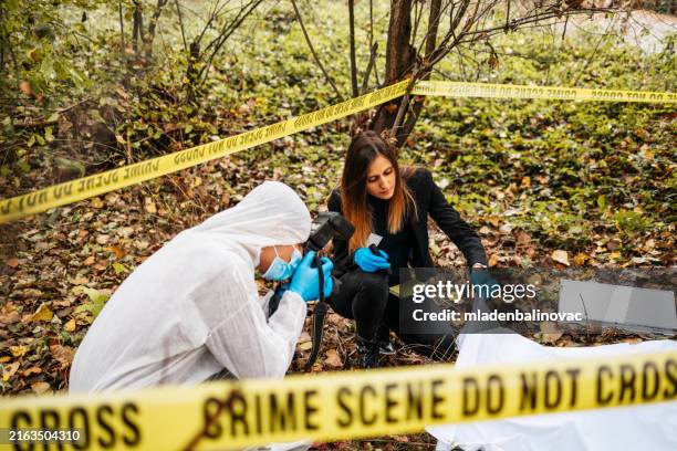 experienced detective working at crime scene - cena do crime imagens e fotografias de stock