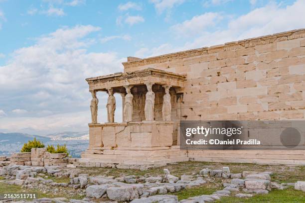 sunny day at the porch of the caryatids at the erechtheion, acropolis, athens - partenon imagens e fotografias de stock