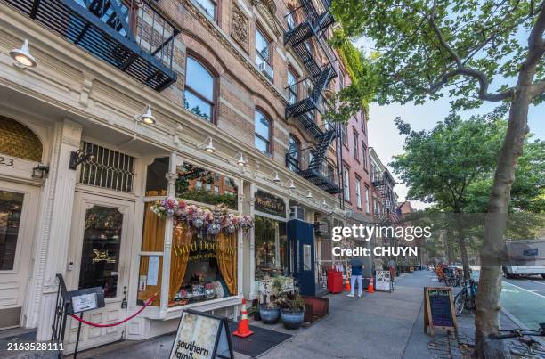 success and business - new york corner store stock pictures, royalty-free photos & images