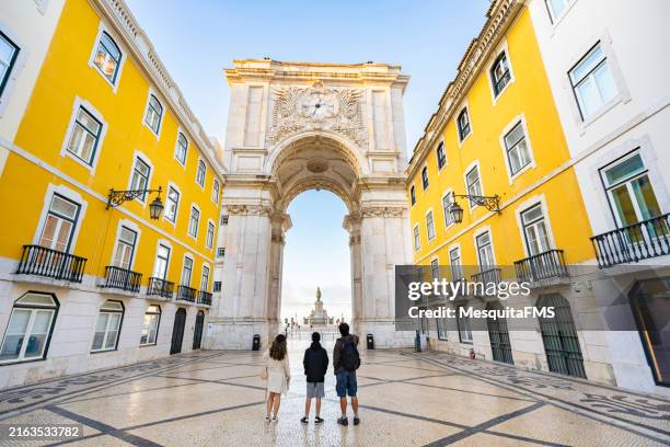 tourists on rua augusta in lisbon portugal - provincie lissabon stockfoto's en -beelden