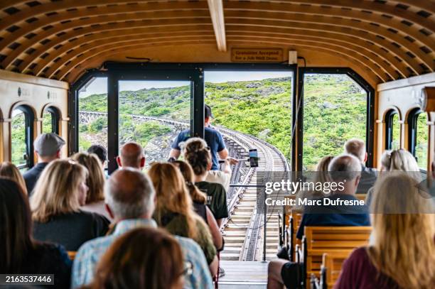turistas en tren subiendo el monte washington - monte washington cordillera presidencial fotografías e imágenes de stock