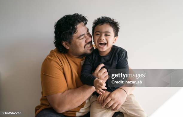 amor paternal, momentos de paternidad. - padre e hijas fotografías e imágenes de stock