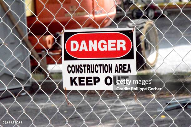 "danger, construction area, keep out" sign - sinal de mantenha a distância - fotografias e filmes do acervo