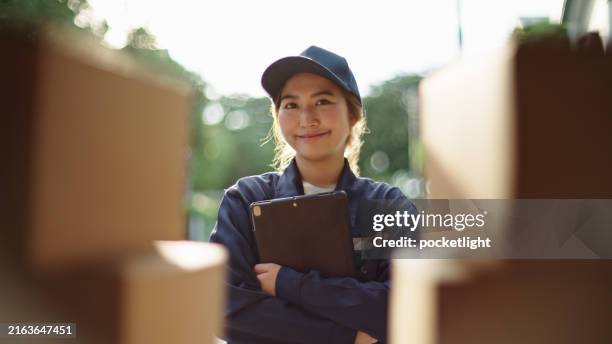 ritratto del fattorino. - postino foto e immagini stock