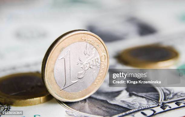 one euro and one dollar - billete de un dólar estadounidense fotografías e imágenes de stock