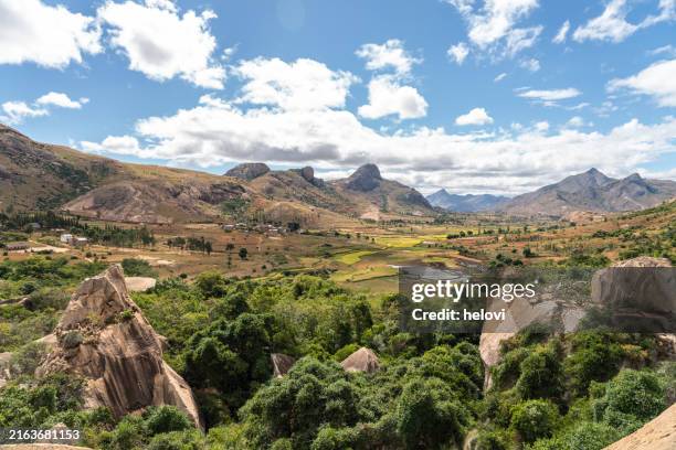 vue panoramique à anja community reserve, madagascar - madagascar photos et images de collection