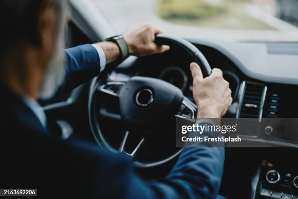 empresário dirigindo carro, focado no volante - volante-parte-de-veículo - fotografias e filmes do acervo