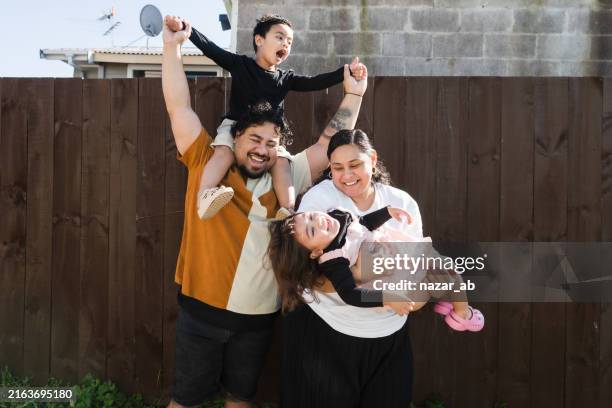 momente der familienbindung. - neuseeländische kultur stock-fotos und bilder
