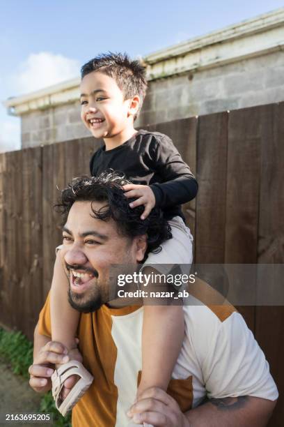 sie wissen, wie man spaß hat. - person auf den schultern tragen stock-fotos und bilder