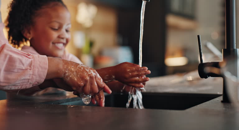 https://media.gettyimages.com/id/2163723101/video/hands-wash-and-sink-for-girl-in-kitchen-baking-and-lesson-with-mother-in-home-for-snacks.jpg?b=1&s=640x640&k=20&c=c7dXxBdmg4mIyJWwWIfcNFWTwv7Av4xCpdyOSZ3XT1Y=