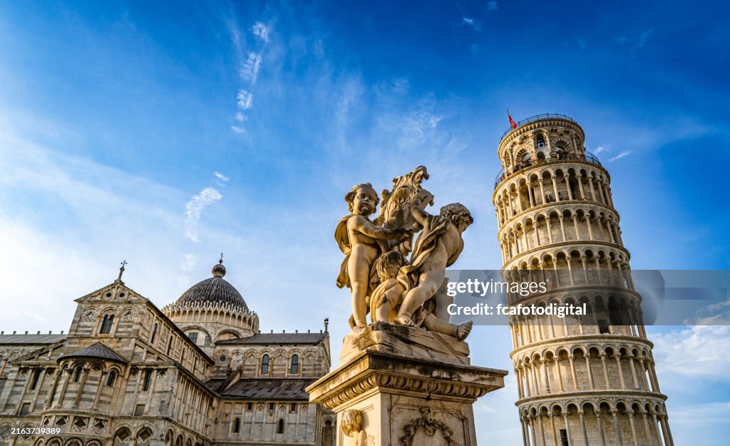 La tour penchée de Pise, la statue et la cathédrale