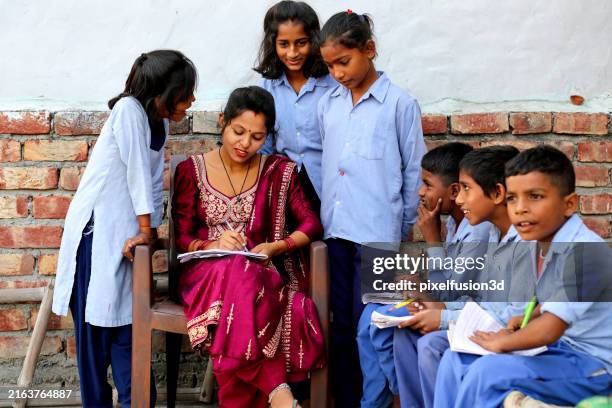 female teacher explain information/ knowledge to the students in the class - tuition stock pictures, royalty-free photos & images
