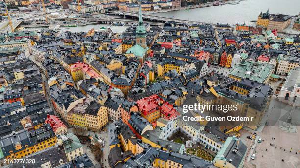 luftaufnahme des stockholmer stadtzentrums gamla stan, luftaufnahme des stockholmer stadtbildes gamla stan am meer, luftaufnahme beliebter reiseziele in stockholm - stockholm stock-fotos und bilder