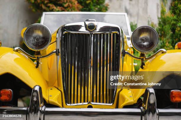 vintage car with chrome bumper and round lights - carro antigo imagens e fotografias de stock