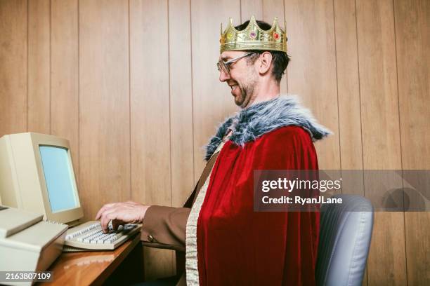 retro office royalty geschäftsmann trägt königskrone - selbstzufrieden stock-fotos und bilder