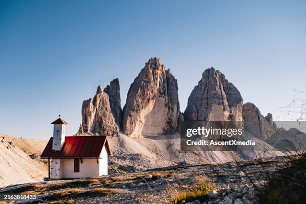 berggipfel und kapelle - drei zinnen stock-fotos und bilder