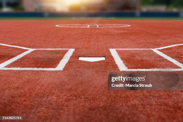 baseball batter's box and home plate - home base sports photos et images de collection