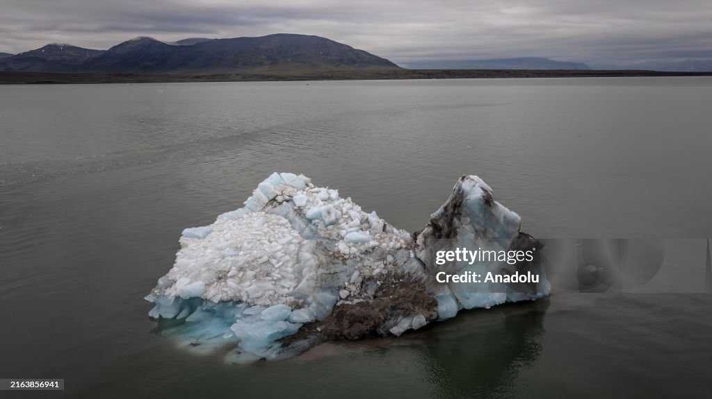 Arctic Ocean melts into Atlantic Ocean due to global warming