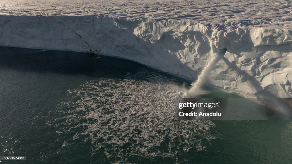 Arctic Ocean melts into Atlantic Ocean due to global warming