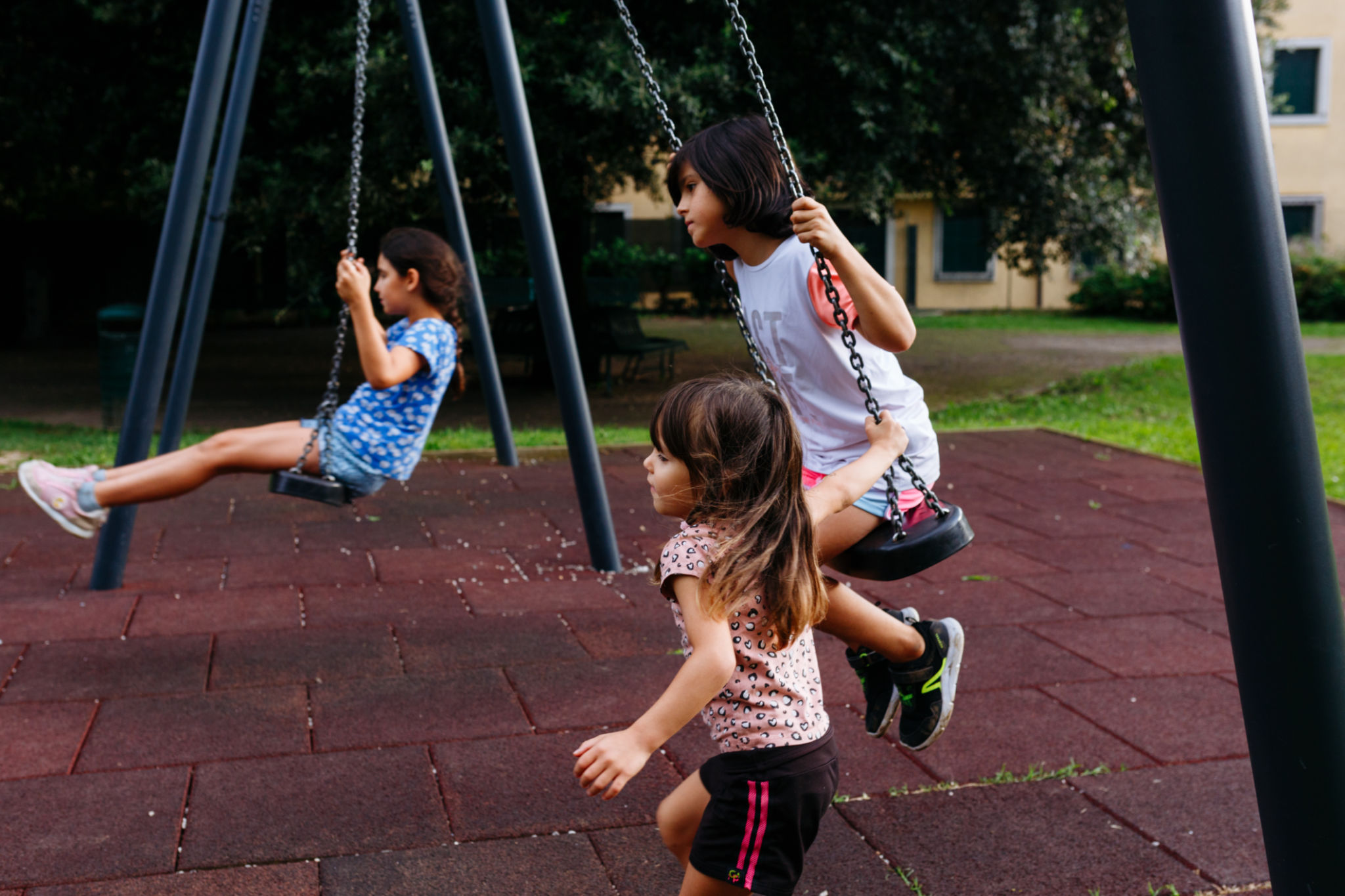 bambini giocano parco