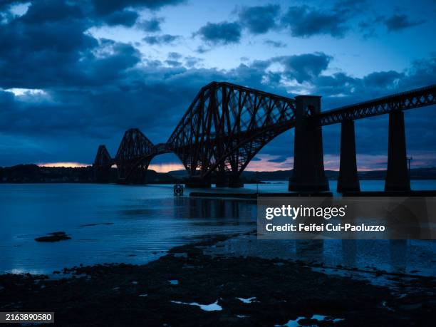 forth bridge of south queensferry at night - cantilever stock pictures, royalty-free photos & images