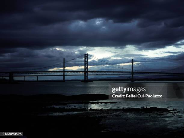 forth bridge of south queensferry at night - cantilever stock pictures, royalty-free photos & images