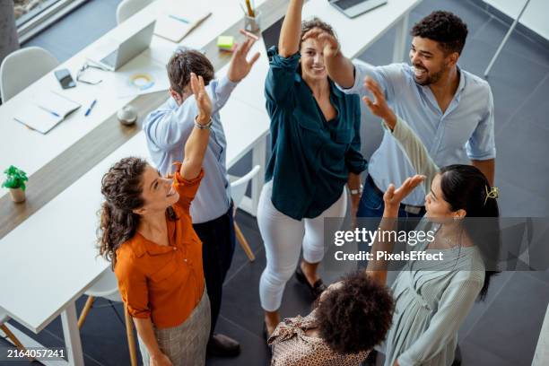apoyo y motivación laboral - grupo mediano de personas fotografías e imágenes de stock