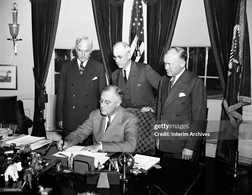 Roosevelt Signs Proclamation For Philippines Commonwealth