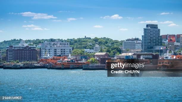 the orange fleet - staten island ferry stockfoto's en -beelden