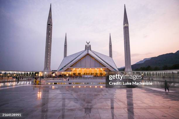 reflections at faisal masjid - islamabad stock pictures, royalty-free photos & images