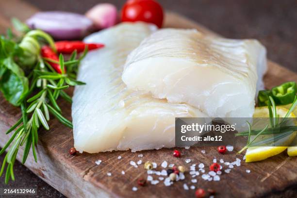 tagliere di mare crudo - filetto foto e immagini stock