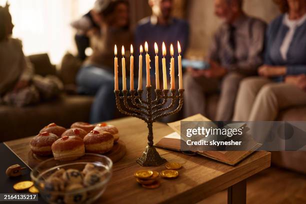 nourriture traditionnelle et menorah pour hanoukka. - juif photos et images de collection
