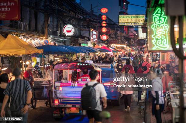 exploring the rich culture of yaowarat, bangkok - cuisine de rue photos et images de collection