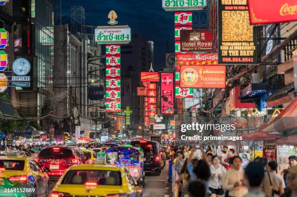 touristen und einheimische genießen das street food von yaowarat - provinz bangkok stock-fotos und bilder