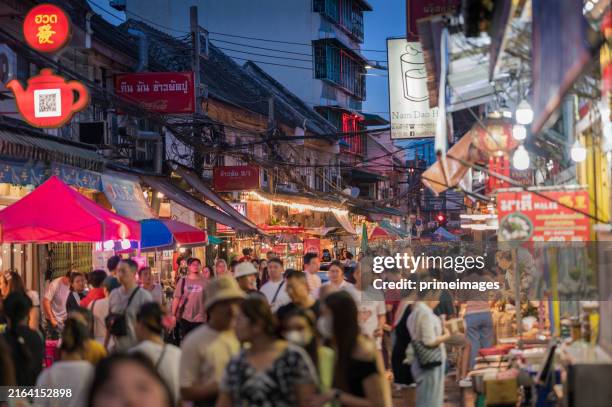 vibrant nightlife in bangkok's chinatown - night market stock pictures, royalty-free photos & images