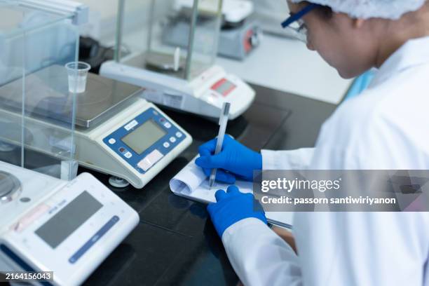 quality inspection laboratory, r&d (research and development) - calidad fotografías e imágenes de stock