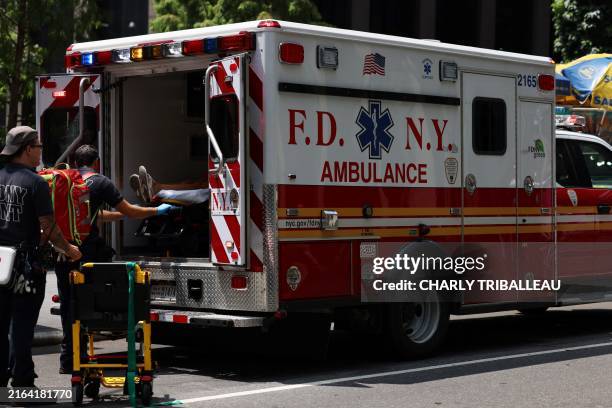 Rescue a woman suffering from heatstroke in the Manhattan borough of New York on August 1, 2024.