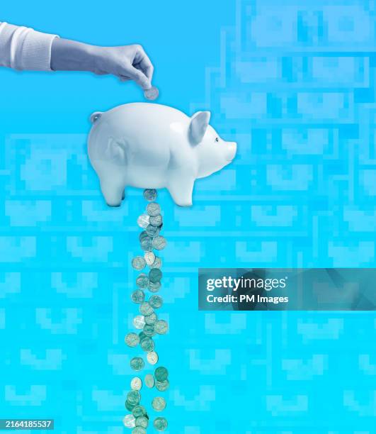 lost savings concept - leaking piggy bank - sparpaket stock-fotos und bilder